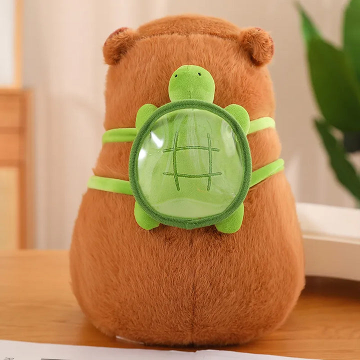 Süßes Capybara-Kuscheltier mit Schildkröten-Rucksack - CapyBuddy