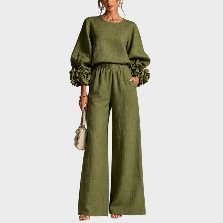 Model draagt de set in olijfgroen, met bloemen aan de mouwen en elastische taille 4