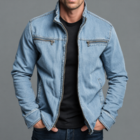 Lichtblauwe denimuitvoering van de jack, open gedragen over een zwart shirt 7