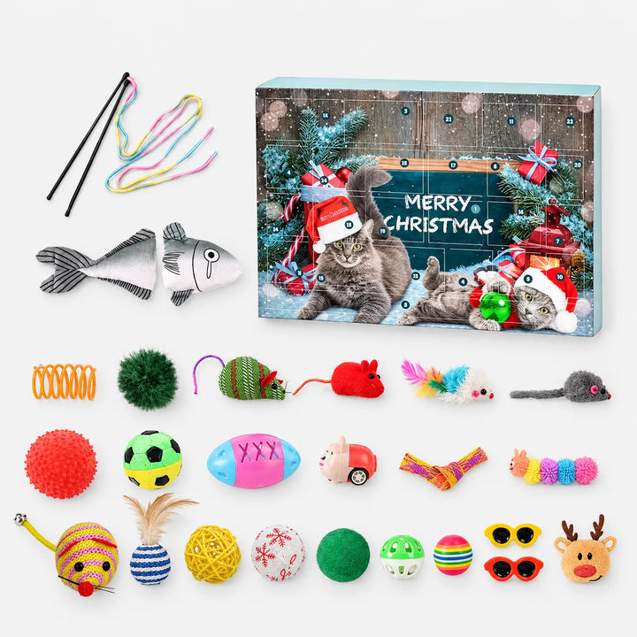 Flatlay van de adventskalenderdoos met kerstkatten, omringd door alle speeltjes: muisjes, balletjes, een stoffen vis, een hengel en een rendiertje. 2