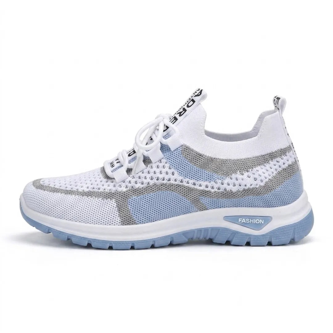 Zijaanzicht van een witte gaas sneaker met lichtblauwe zool en grijze accenten, met veters en een hiellus. 1