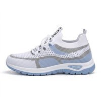 Zijaanzicht van een witte gaas sneaker met lichtblauwe zool en grijze accenten, met veters en een hiellus. 1