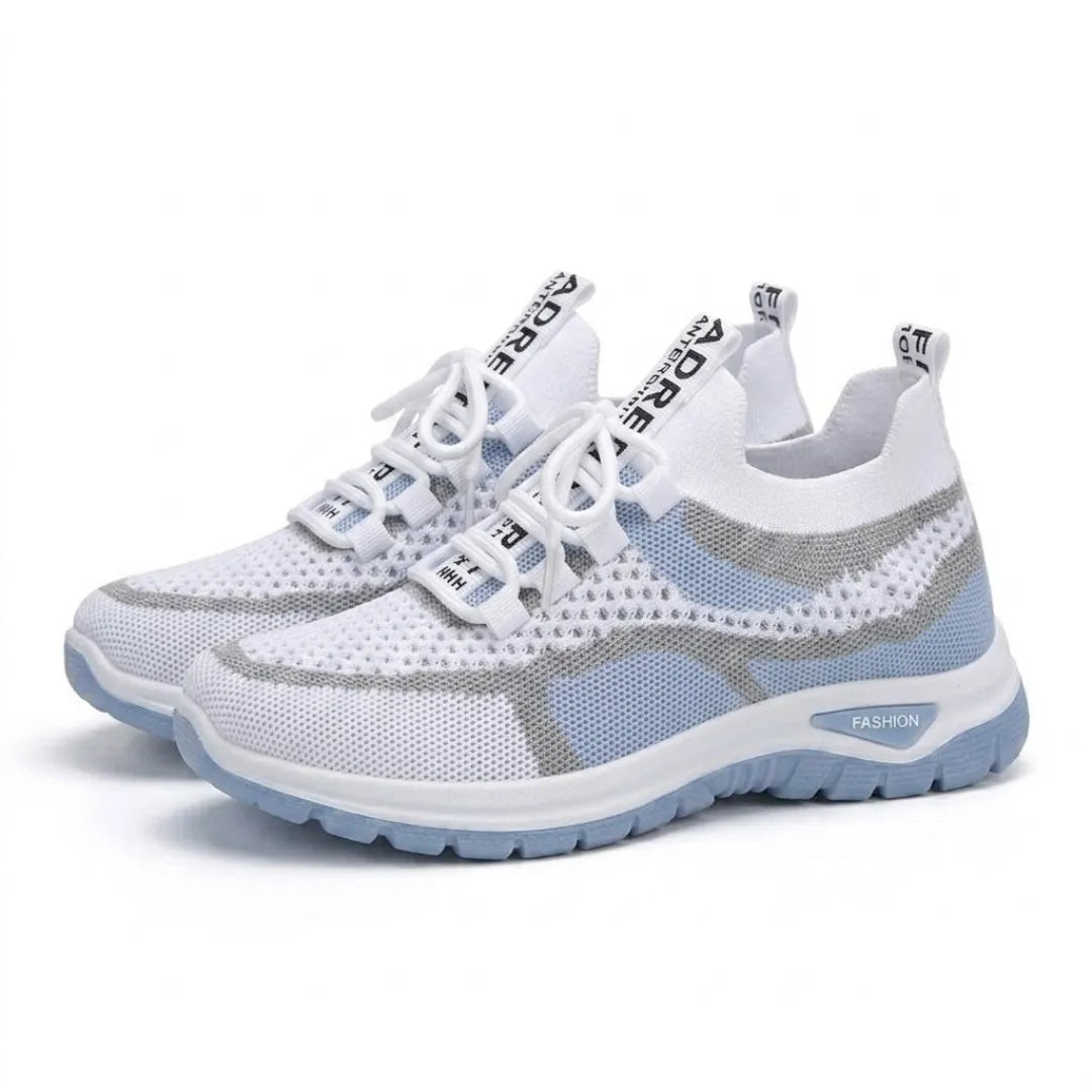 Twee witte gaas sneakers met lichtblauwe zool en grijze accenten, schuin van voren, met veters en bedrukte lussen. 7