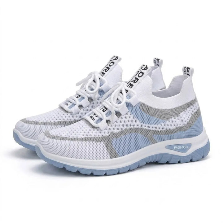 Twee witte gaas sneakers met lichtblauwe zool en grijze accenten, schuin van voren, met veters en bedrukte lussen. 7
