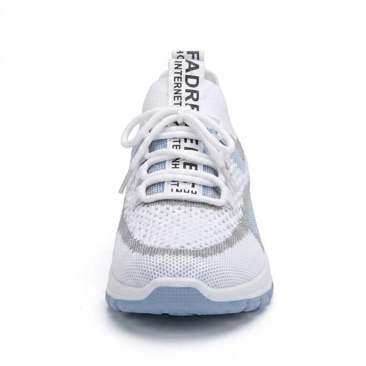 Voorkant van de witte gaas sneaker met lichtblauwe zool, met geveterde sluiting en bedrukte lus op de tong. 8