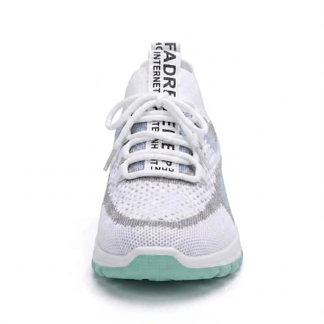 Voorkant van de witte gaas sneaker met mintgroene zool, met veters en een bedrukte lus op de tong. 17