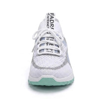 Voorkant van de witte gaas sneaker met mintgroene zool, met veters en een bedrukte lus op de tong. 17