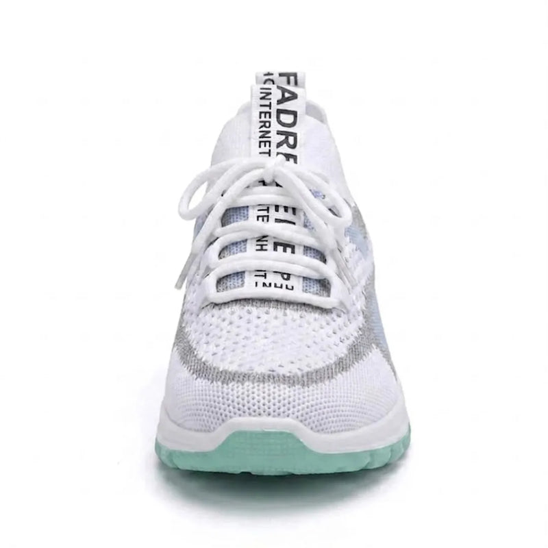 Voorkant van de witte gaas sneaker met mintgroene zool, met veters en een bedrukte lus op de tong. 17