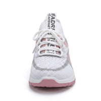 Voorkant van de witte sneaker met veters, roze en grijze details en een brede, ronde neus. 26