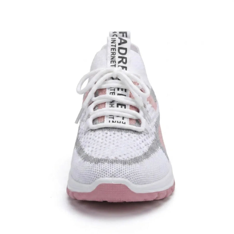 Voorkant van de witte sneaker met veters, roze en grijze details en een brede, ronde neus. 26
