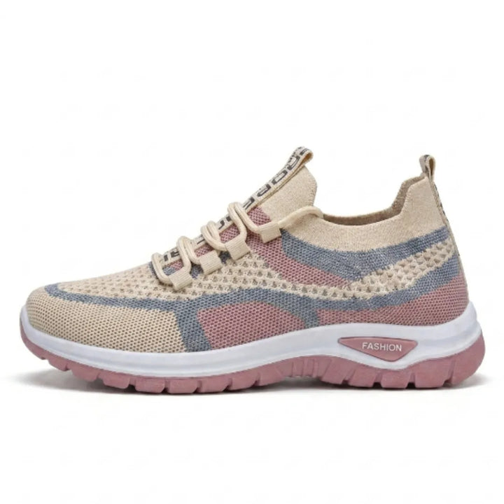 Zijaanzicht van de beige sneaker met roze en blauwgrijze gaasdelen, witte tussenzool en roze loopzool. 28