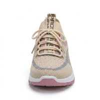 Voorkant van de beige sneaker met veters, roze en grijze details en een brede, ronde neus. 35