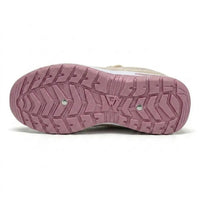 Onderkant van de roze zool met diep profiel en twee metalen nopjes, op een beige sneaker. 36