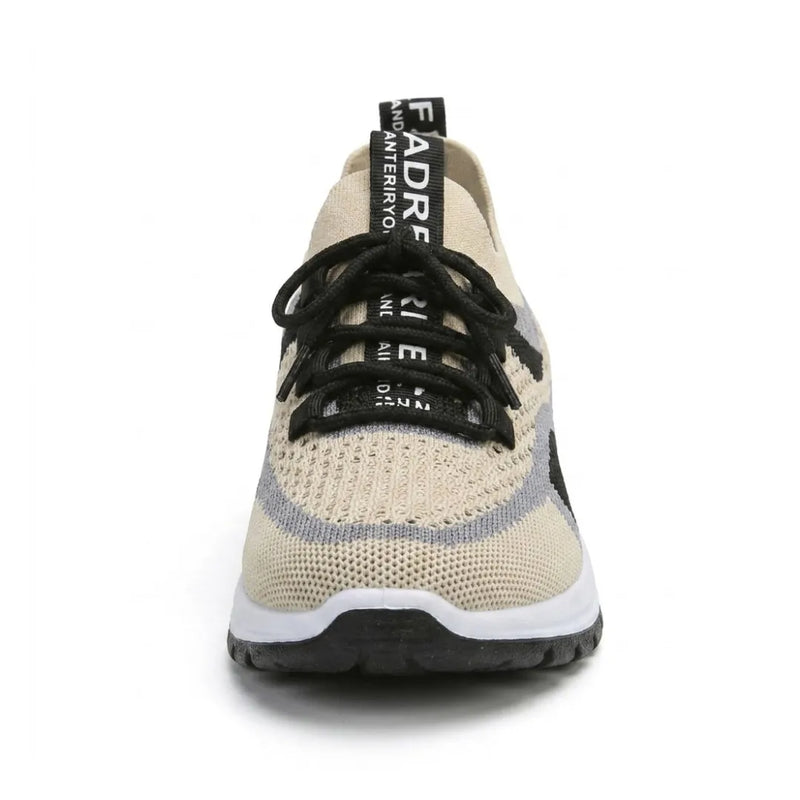 Beige gaas-sneaker recht van voren gefotografeerd, met zwarte veters, grijze rand, hielband en dikke witte zool met zwart profiel. 44