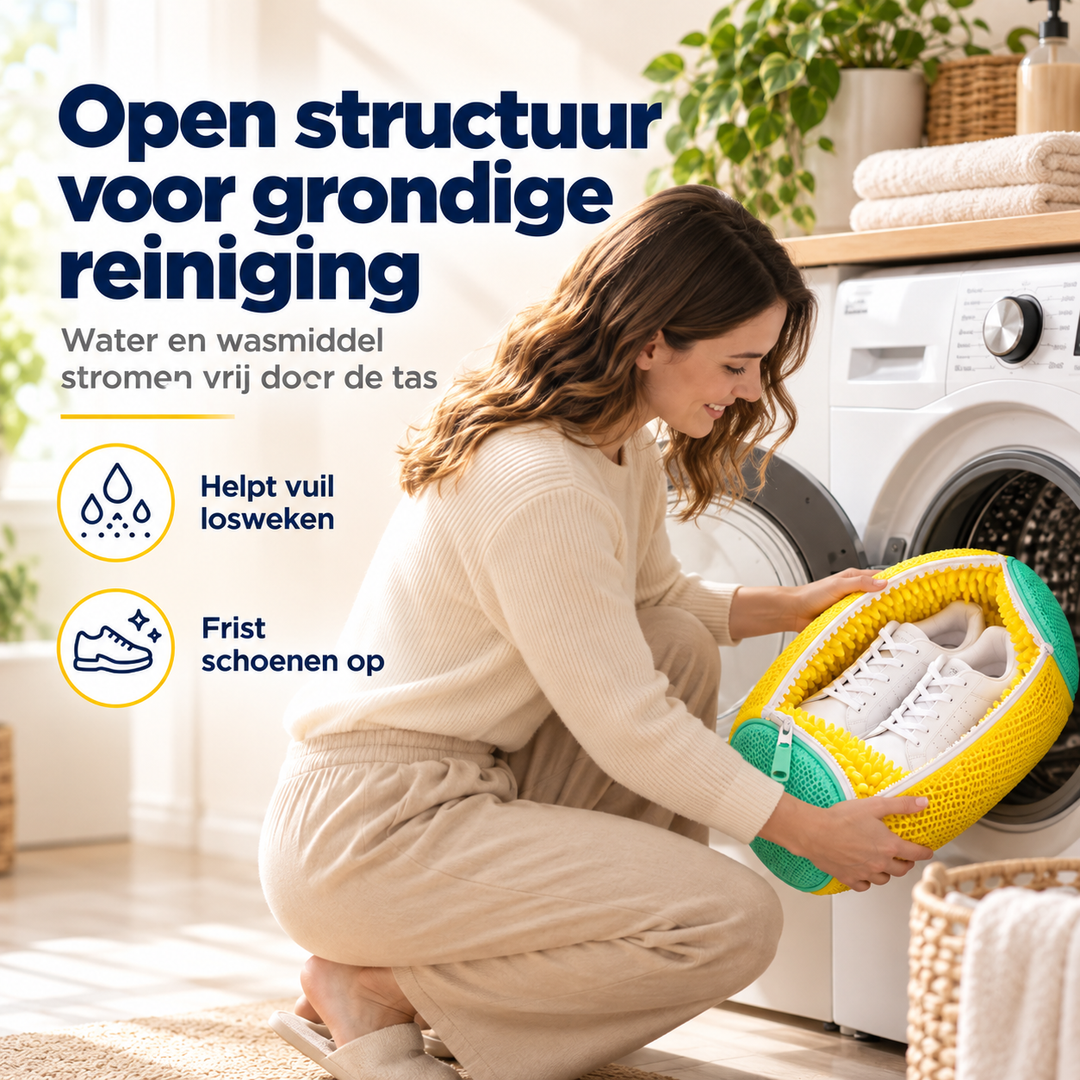 Vrouw knielt bij de wasmachine en plaatst de geopende gele waszak met witte sneakers erin 4