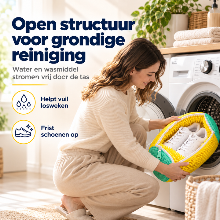 Vrouw knielt bij de wasmachine en plaatst de geopende gele waszak met witte sneakers erin 4