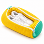 Geopende gele waszak met chenille binnenkant en witte sneakers, op witte achtergrond 8