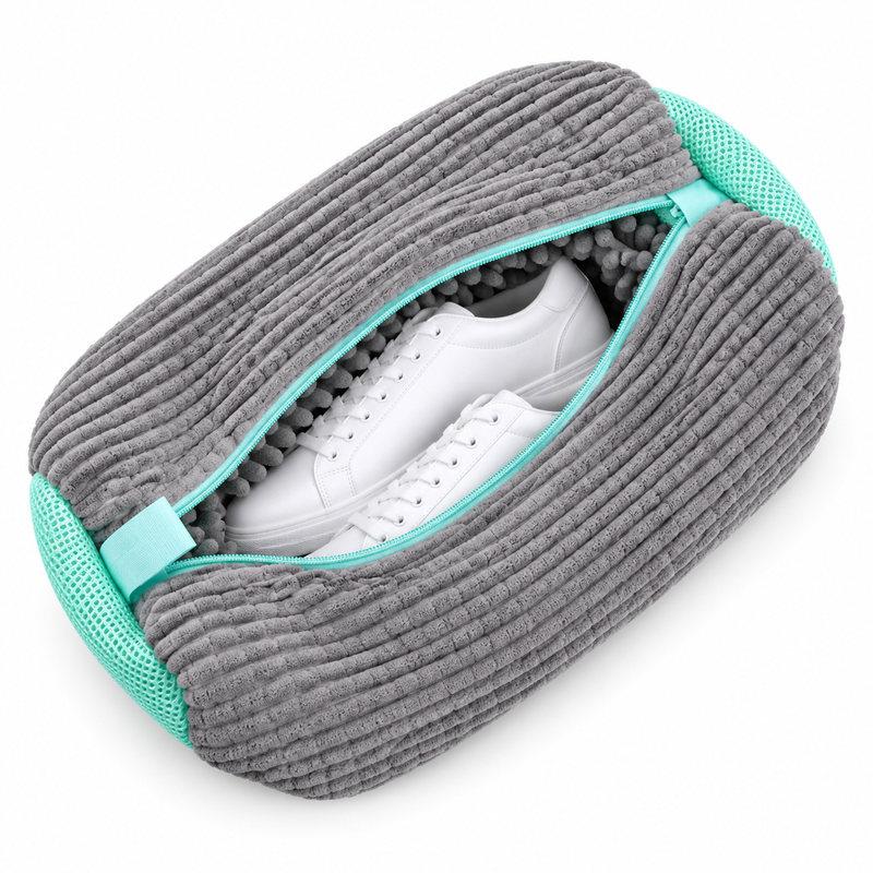 Grijze waszak van geribbelde pluche met turquoise gaasdelen, rits open met witte sneakers zichtbaar 10