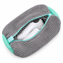 Grijze waszak van geribbelde pluche met turquoise gaasdelen, rits open met witte sneakers zichtbaar 10