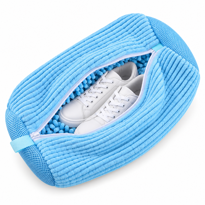 Lichtblauwe waszak van geribbelde pluche, deels geopend met witte sneakers op blauwe chenille binnenkant 11