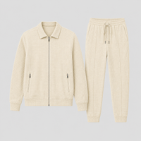 Jack en broek los naast elkaar neergelegd in crèmebeige, met ritszakken, boorden en trekkoord 6