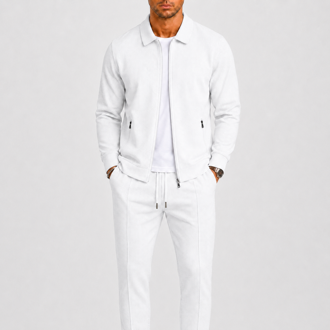 Model draagt de set in wit met wafelstructuur, open jack over wit shirt en trekkoord in de broek 2