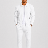 Model draagt de set in wit met wafelstructuur, open jack over wit shirt en trekkoord in de broek 2