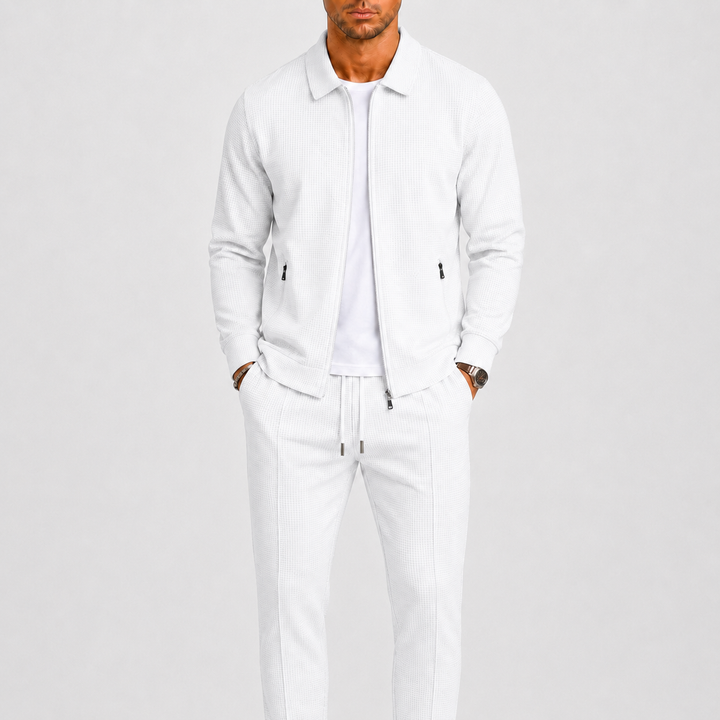 Model draagt de set in wit met wafelstructuur, open jack over wit shirt en trekkoord in de broek 2