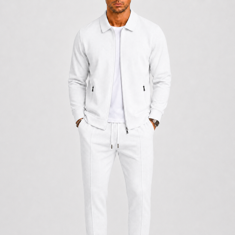 Model draagt de set in wit met wafelstructuur, open jack over wit shirt en trekkoord in de broek 2