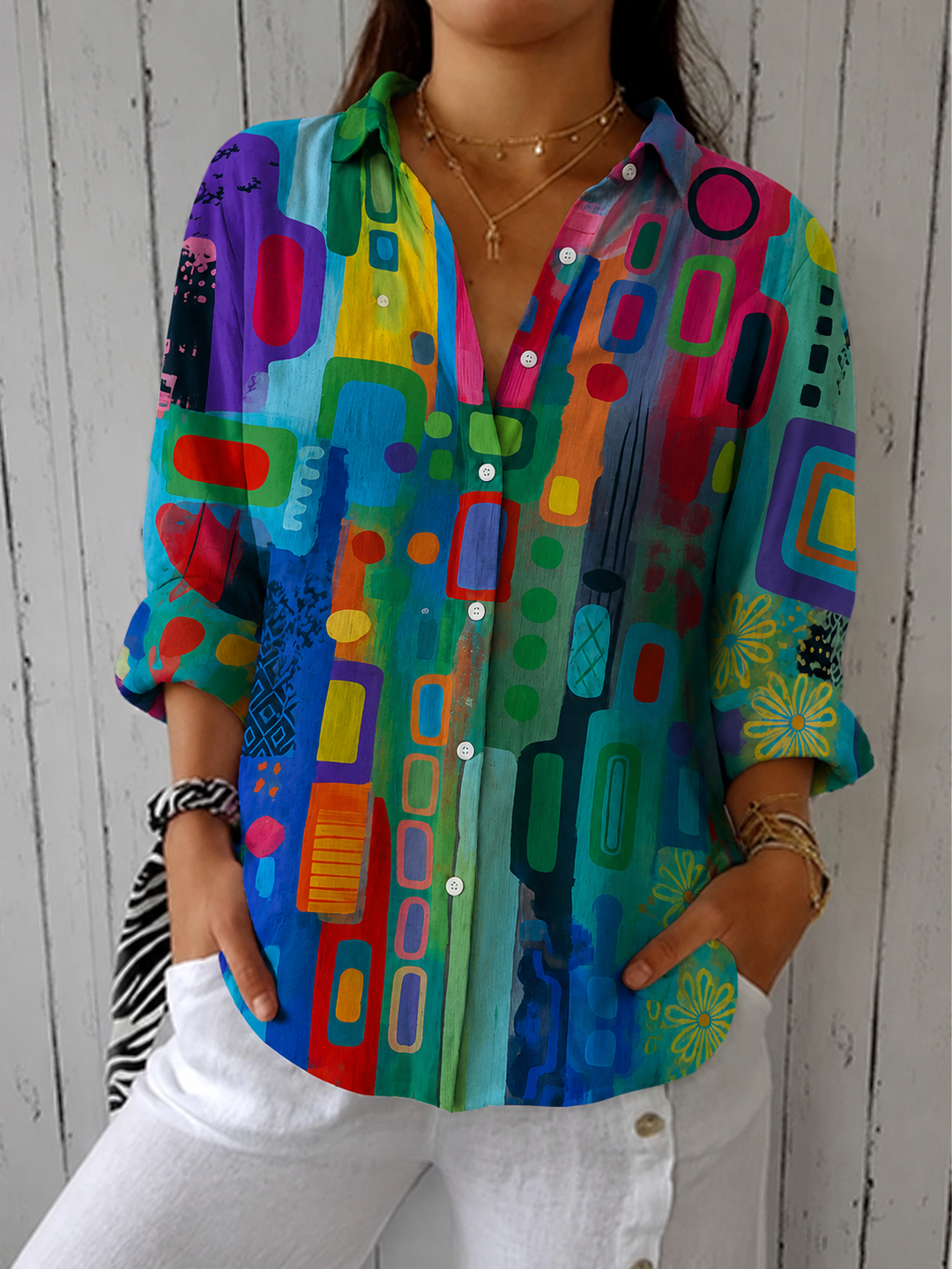 Voorkant van de blouse in groen, blauw, paars en rood met abstract patroon, volledig dichtgeknoopt met kraag, op een model. 2