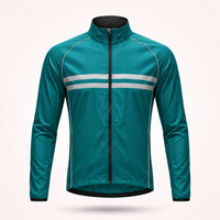 Voorkant van de groene fietsjas zonder capuchon, met opstaande kraag, rits en twee reflecterende strepen. 14