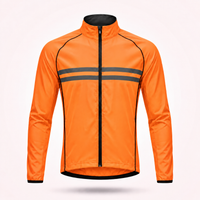 Voorkant van de oranje fietsjas zonder capuchon, met zwarte rits en twee grijze reflecterende strepen over de borst. 15