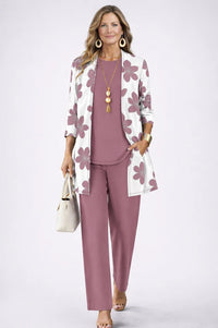 Model in oudroze effen top en broek met wit open vest met grote roze bloemen 11