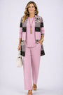 Model in roze set met gestreept vest met pailletteneffect, effen roze top en wijde broek 5