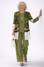 Model in groene effen top en broek met marmerprint vest in groen, zwart, goud en wit 12