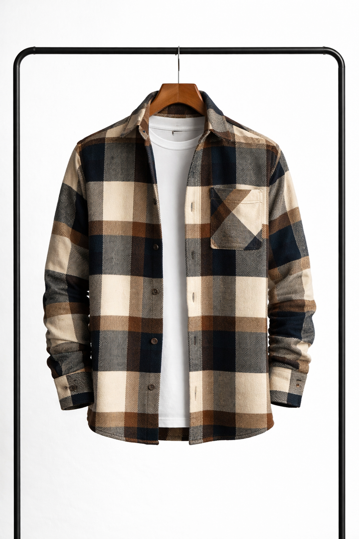 Overhemd met grote ruiten in bruin, beige en marineblauw aan een hanger, open over een wit T-shirt, met borstzak. 5