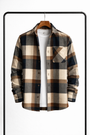 Overhemd met grote ruiten in bruin, beige en marineblauw aan een hanger, open over een wit T-shirt, met borstzak. 5