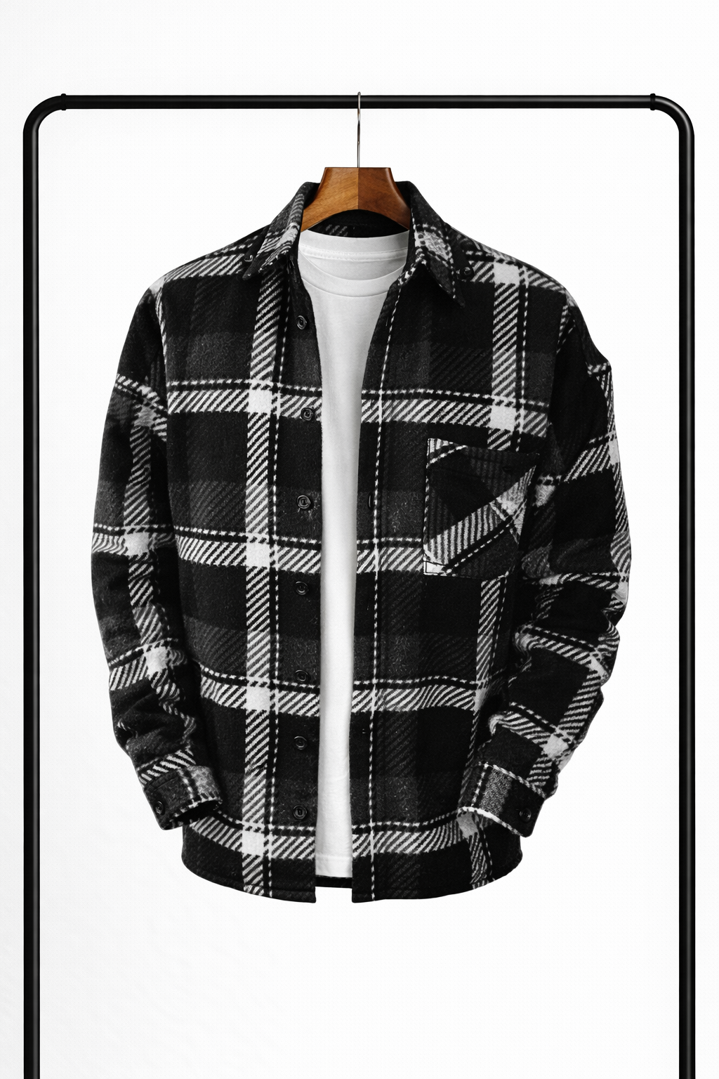 Zwart-wit geruit overhemd aan een houten hanger, open over een wit T-shirt, met borstzak en donkere knopen. 3
