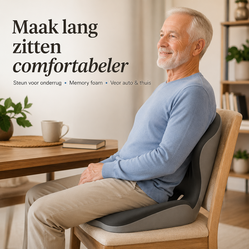 Oudere man in blauwe trui zit ontspannen op een houten stoel met het zitkussen met rugsteun 1