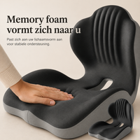 Hand drukt in het zachte traagschuim van het zitkussen, met een kleiner kussen rechtsonder 3