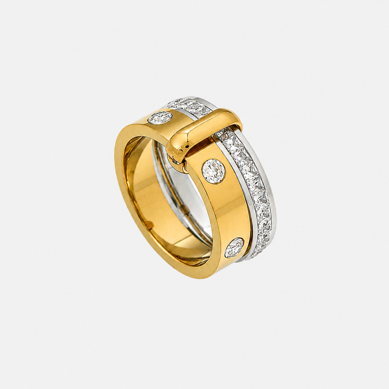 Tweelaagse ring met gouden band, ronde stenen en zilveren rij heldere stenen, schuin van boven 1