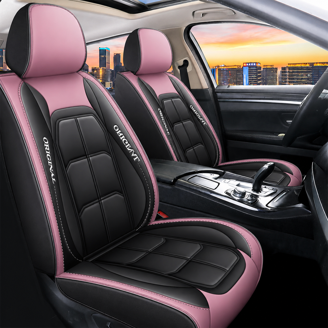 Twee voorstoelen met zwart-roze leerlook hoezen, roze hoofdsteunen en roze zijranden, met lichte stiksels, in een auto-interieur. 14