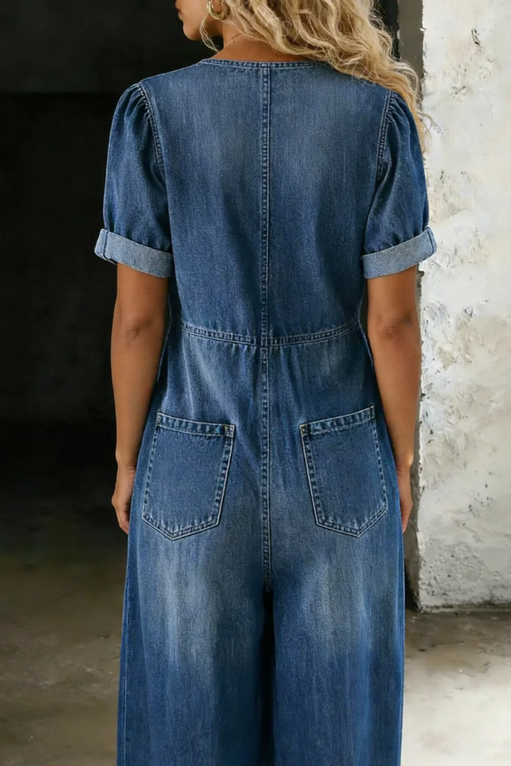 Achterkant in blauwe denim, gedragen door een model, met twee opgestikte achterzakken en korte mouwen 5