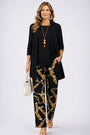 Model in zwart effen vest en top met wijde broek met gouden kettingprint 10