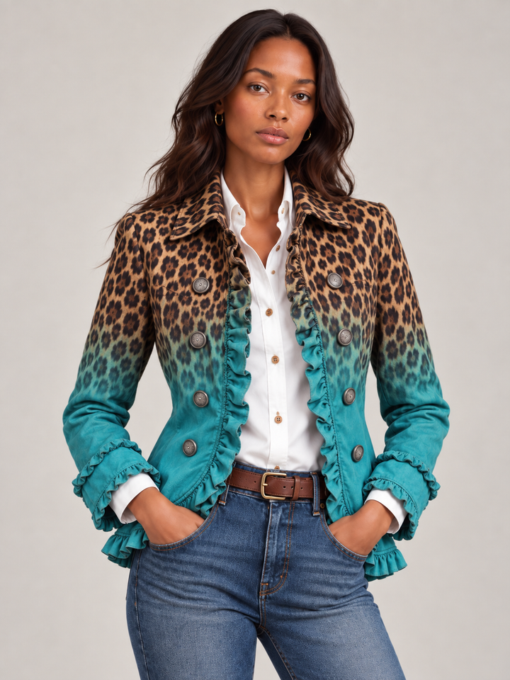 Model draagt de blazer in turquoise verloop, close-up van de voorkant met ruches langs de knopenrij, handen in de jeanszakken. 1