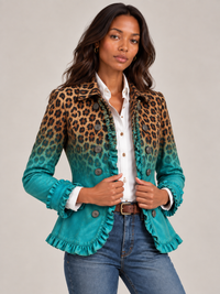 Model houdt de voorpanden van de turquoise blazer vast, close-up met dubbele rij knopen en ruches langs de rand. 4