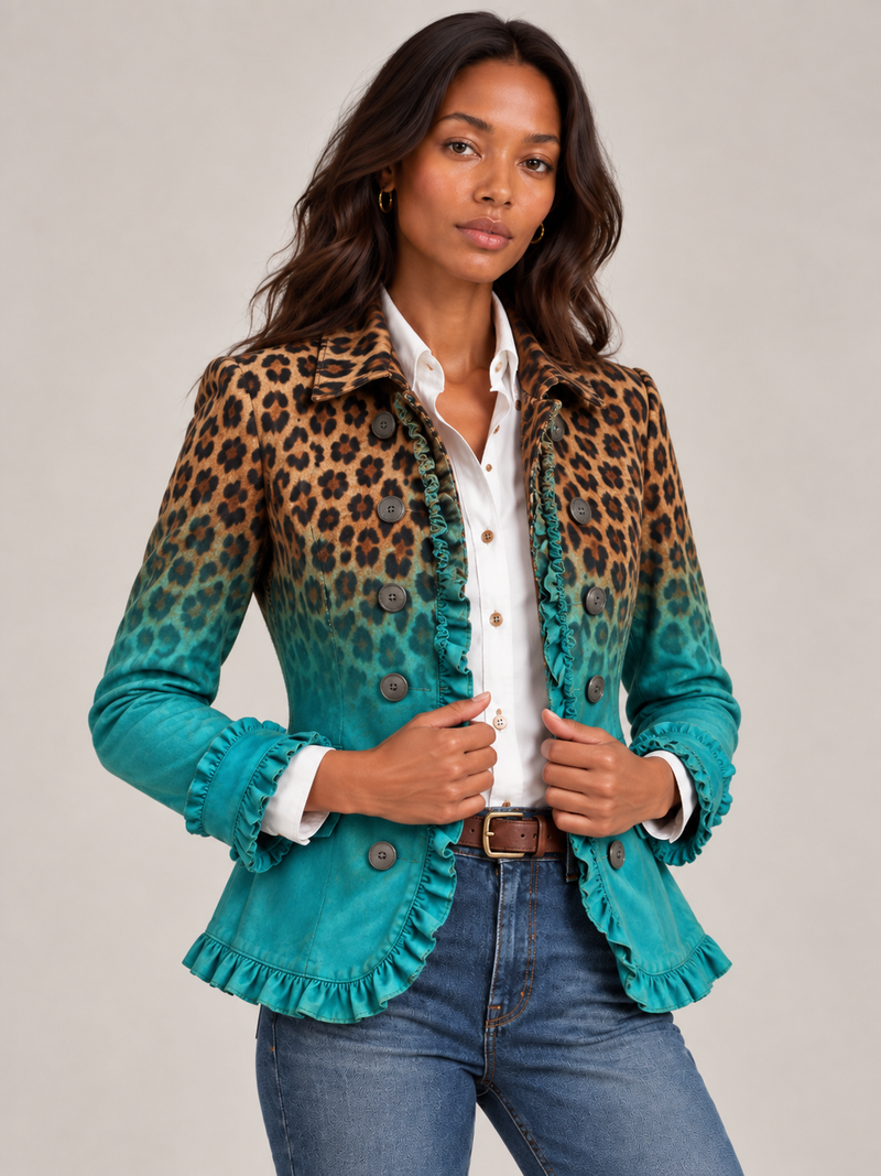 Model houdt de voorpanden van de turquoise blazer vast, close-up met dubbele rij knopen en ruches langs de rand. 4