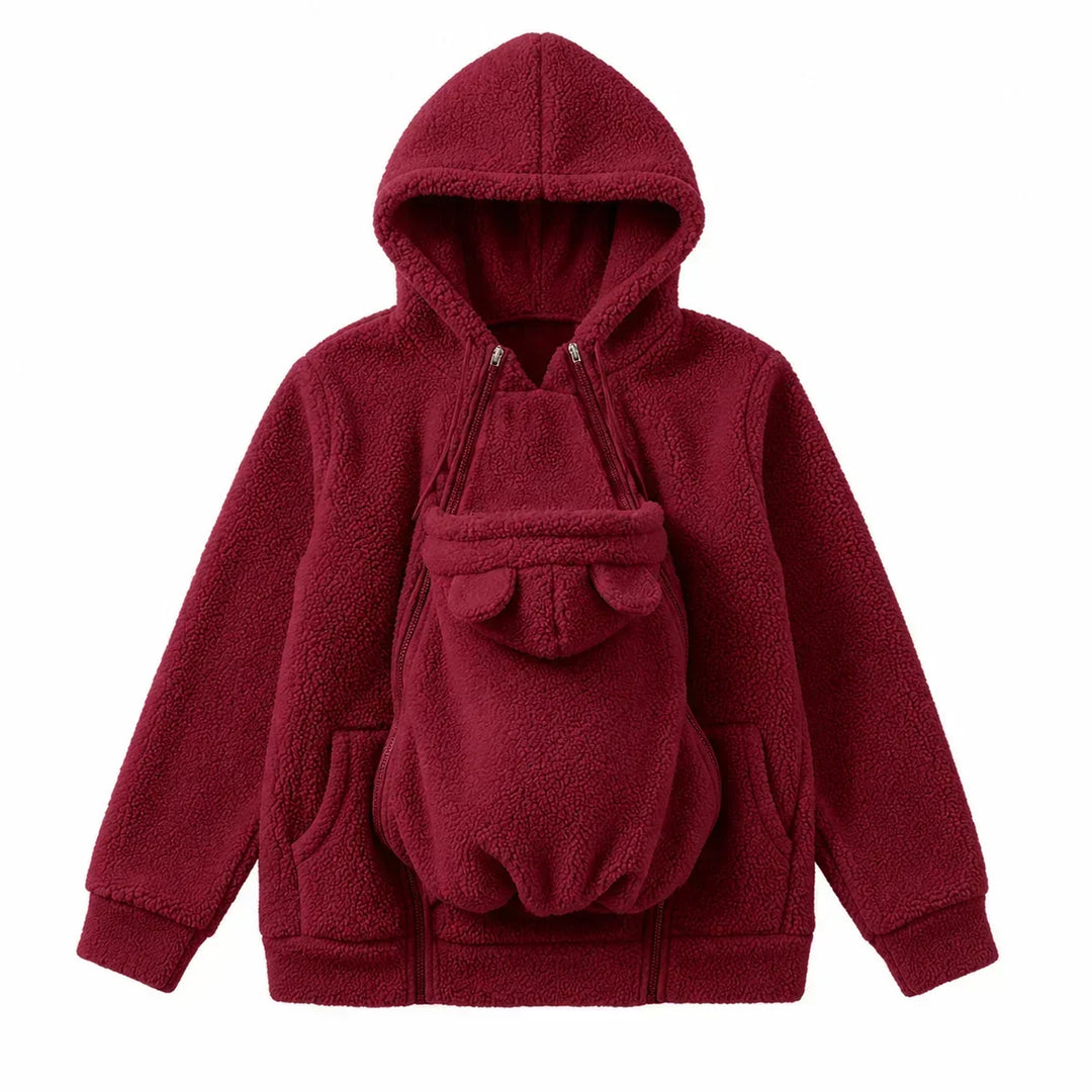 Bordeauxrode sherpa-fleecehoodie plat gelegd met het babypaneel met beren-oortjes en dubbele ritsen aan de voorkant. 16