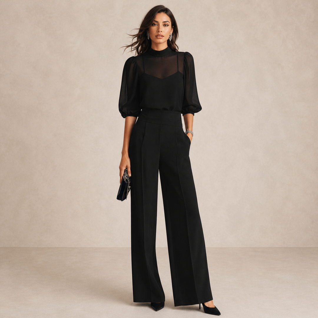 Model draagt de zwarte set van voren: doorzichtige blouse met pofmouwen, top eronder en wijde broek 1