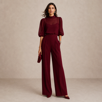 Model draagt de bordeauxrode set van voren, met bijpassende clutch en pumps 6